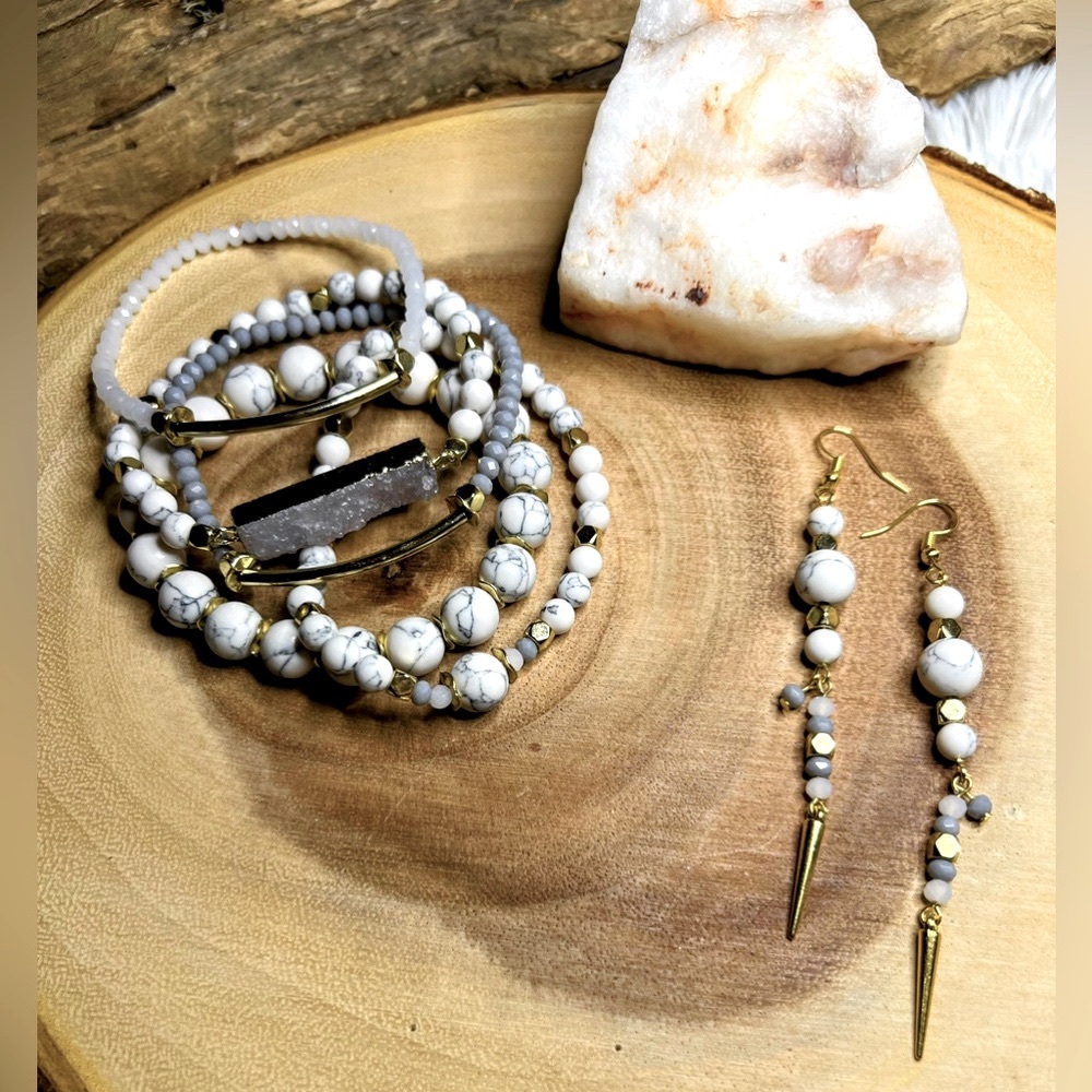 Set: Howlite -5 Stackable Bracelets And Matching … - image 1